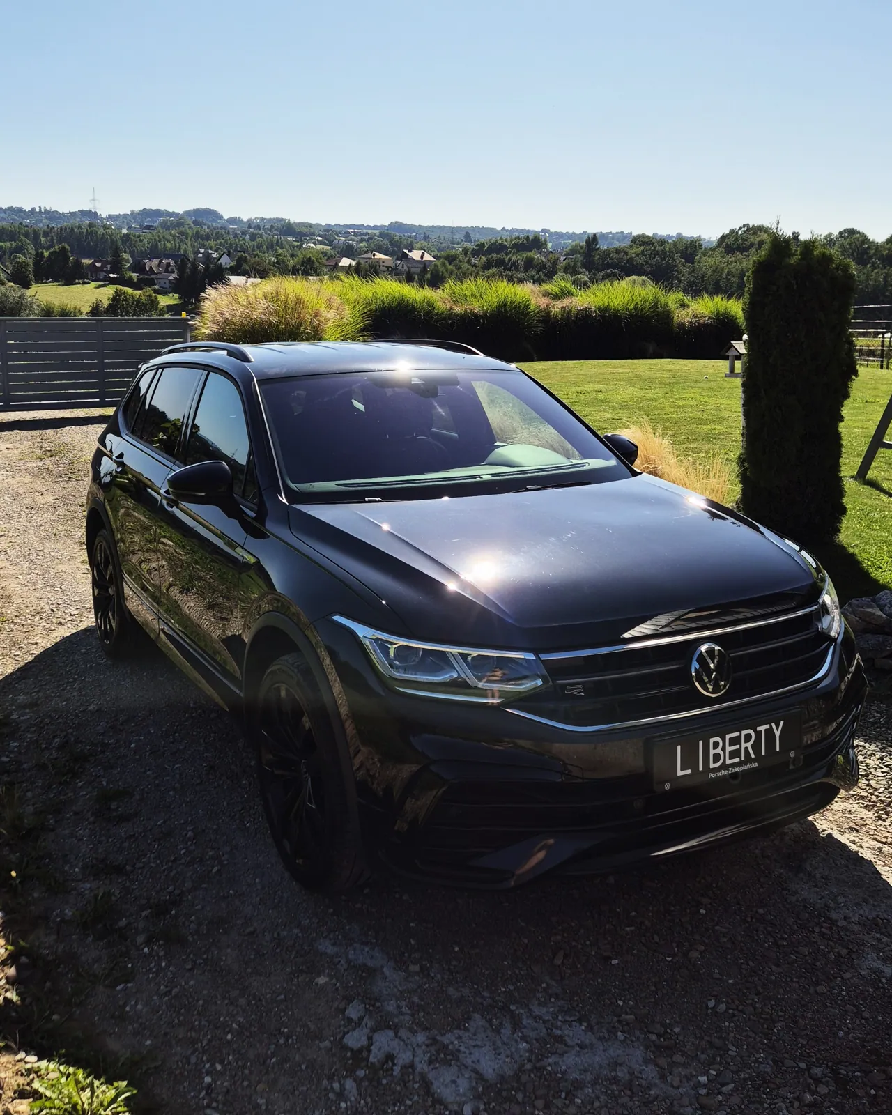 Przód czarnego Volkswagena Tiguana po detailingu