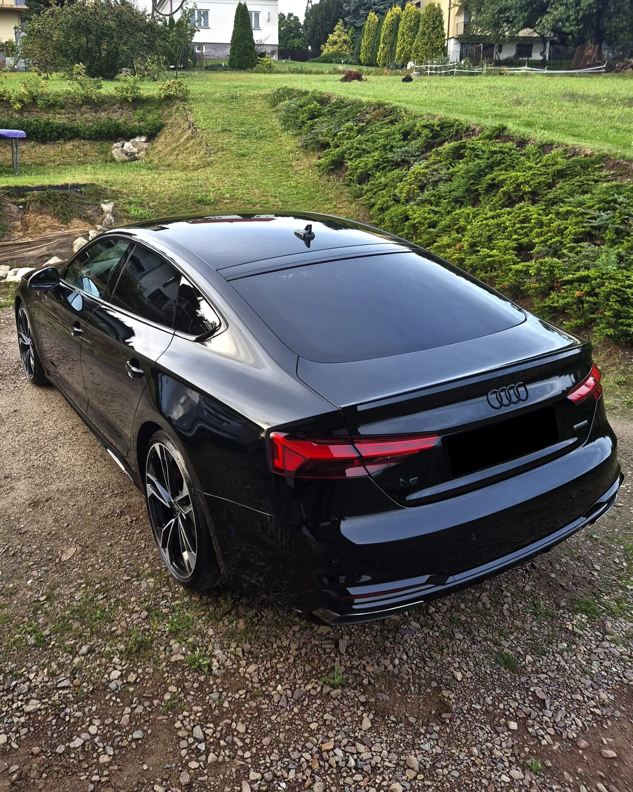 Tył czarnego Audi RS5 po zabezpieczeniu lakieru powłoką ceramiczną