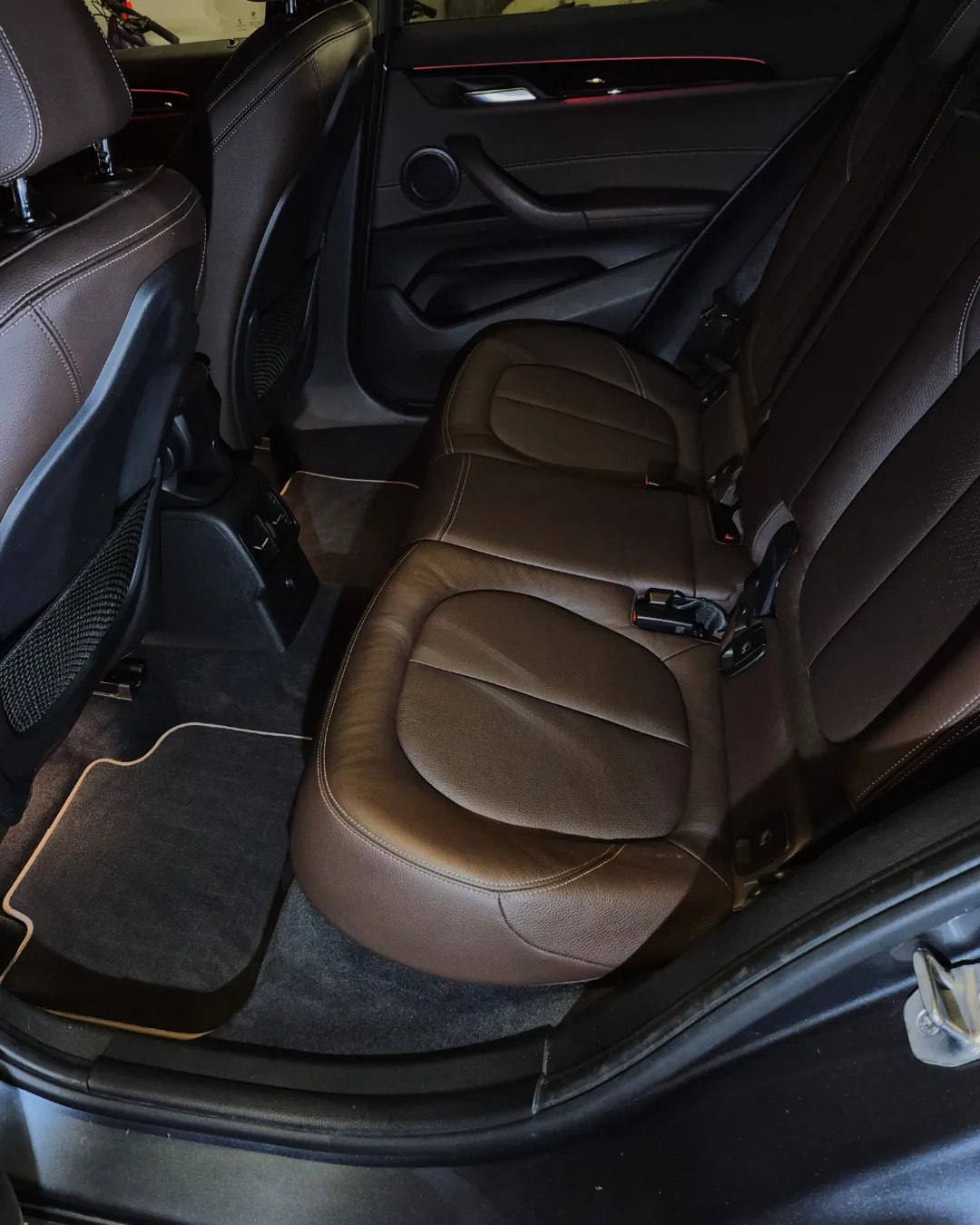 Tylna kanapa BMW X2 po detailingowym czyszczeniu wnętrza