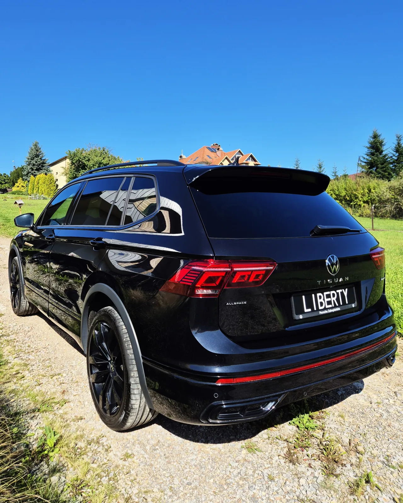 Czarny Volkswagen Tiguan z lakierem zabezpieczonym powłoką