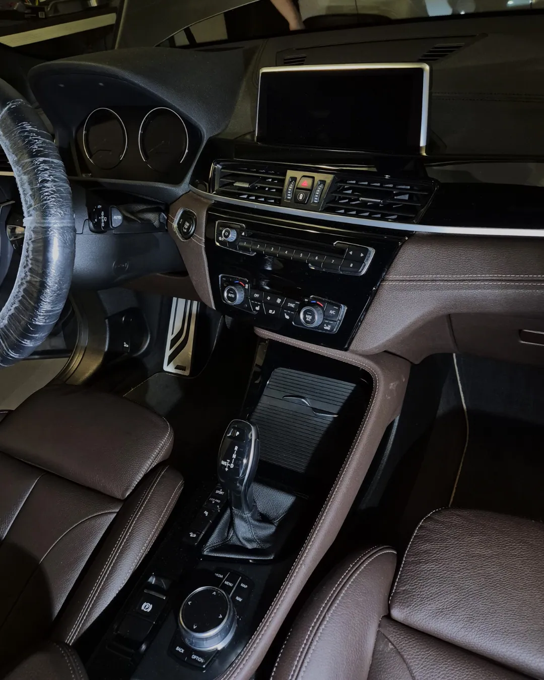 Kokpit BMW X2 po detailingowym czyszczeniu wnętrza