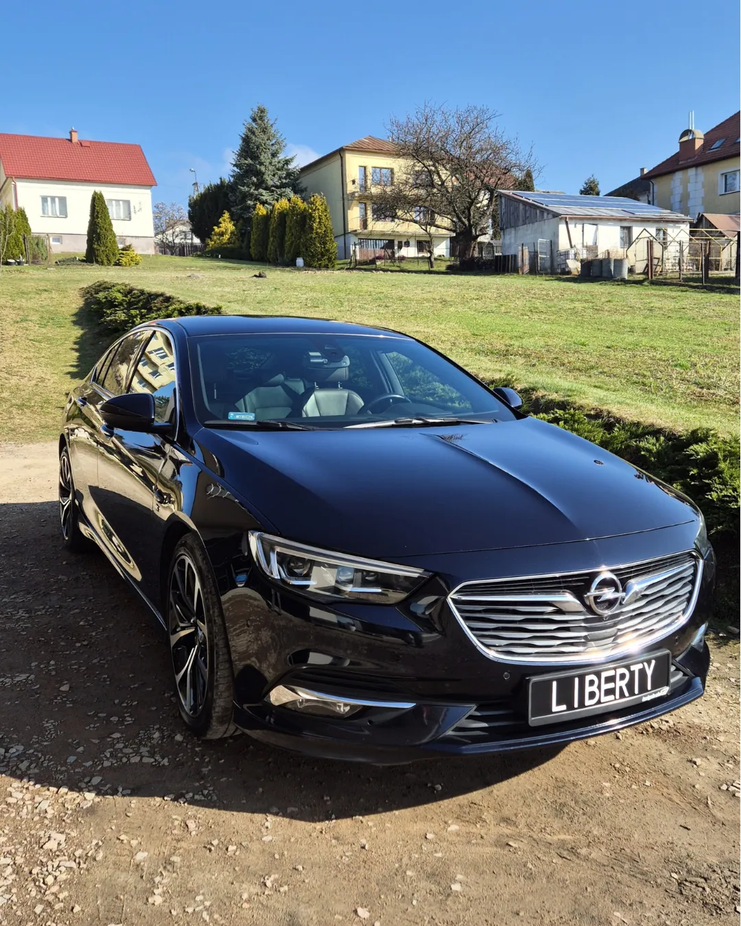 Czarny Opel Insignia po detailingowym myciu zewnętrznym
