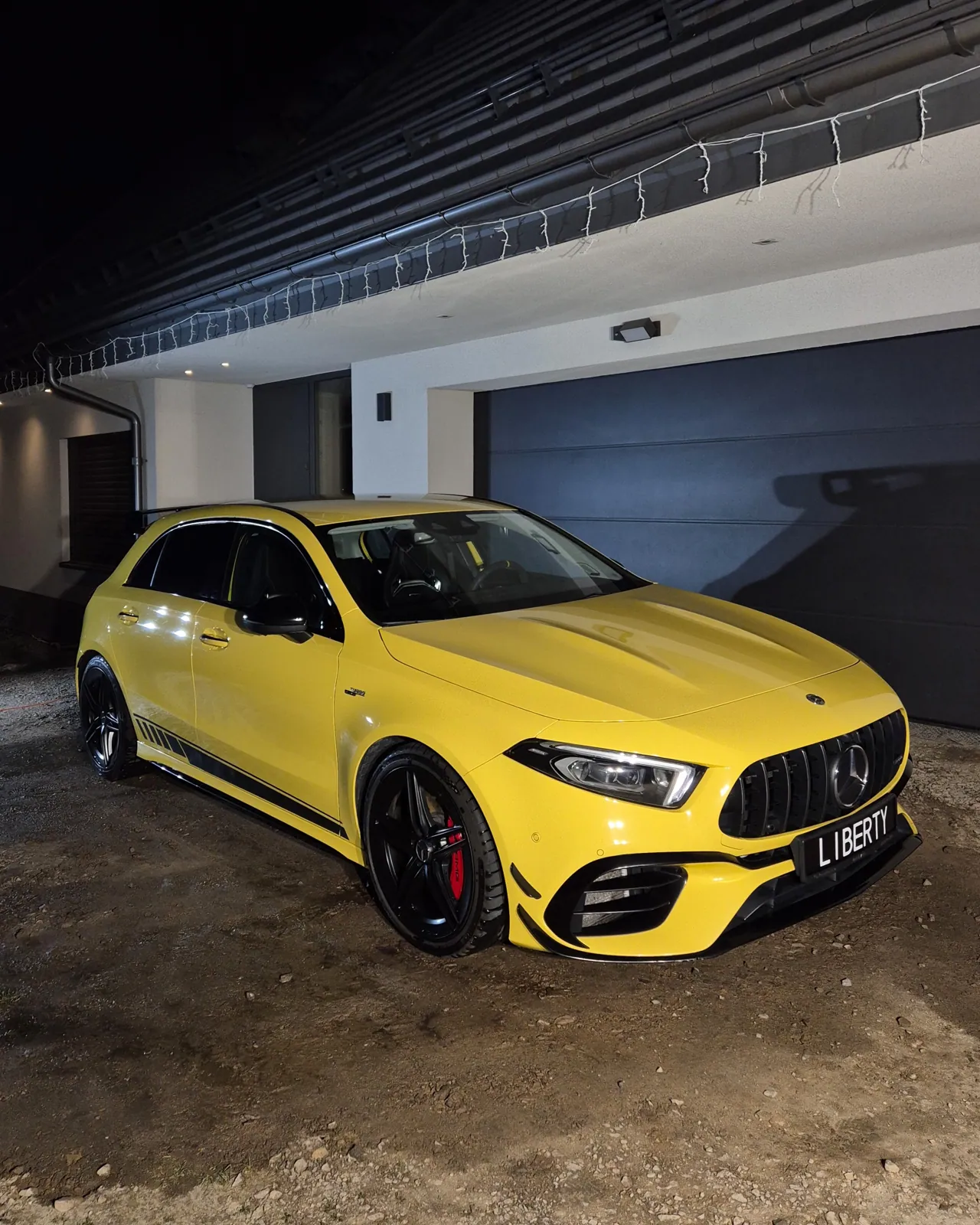 Żółty Mercedes AMG A45s po kompleksowym detailingu