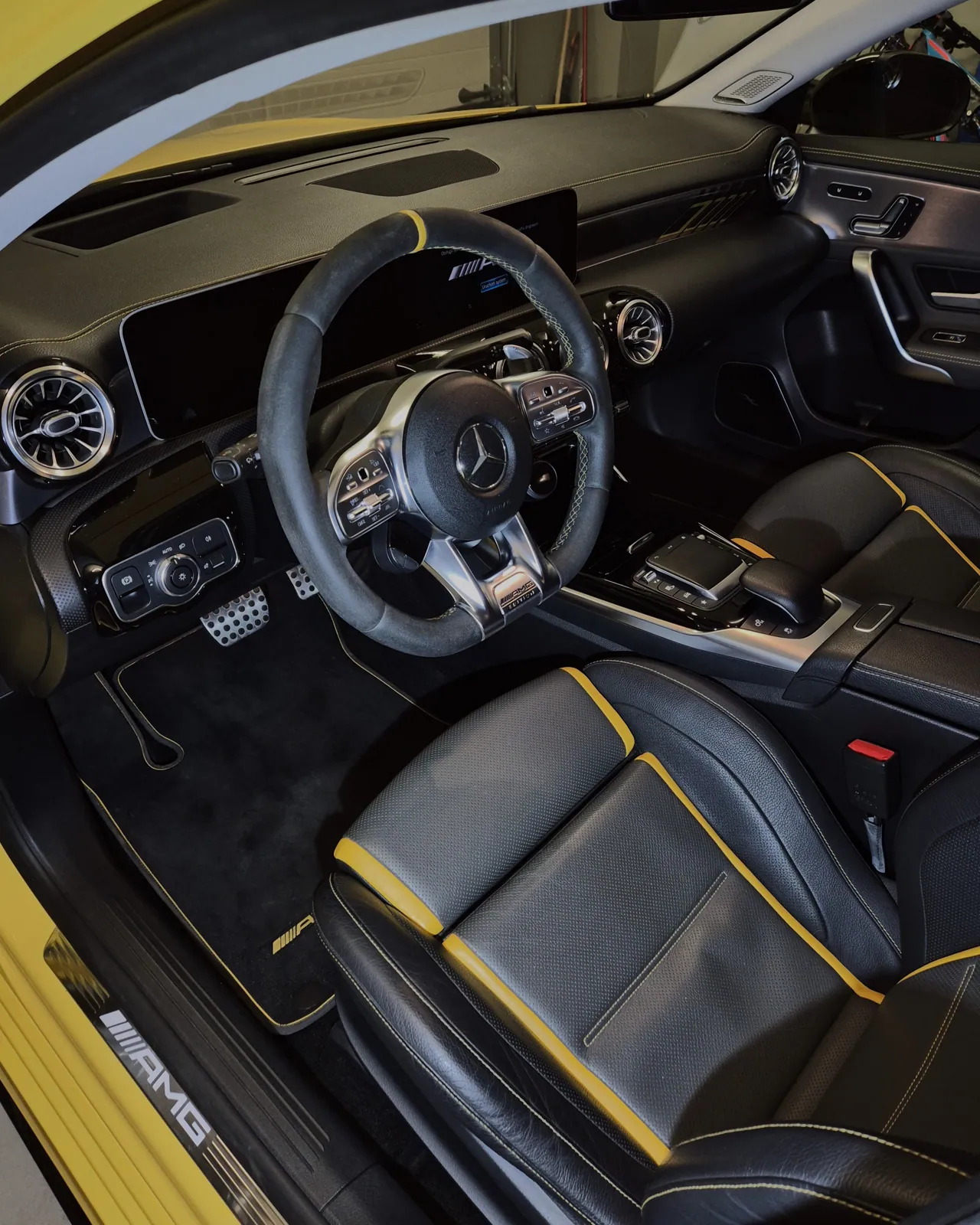 Kokpit Mercedesa AMG A45s po detailingu wnętrza