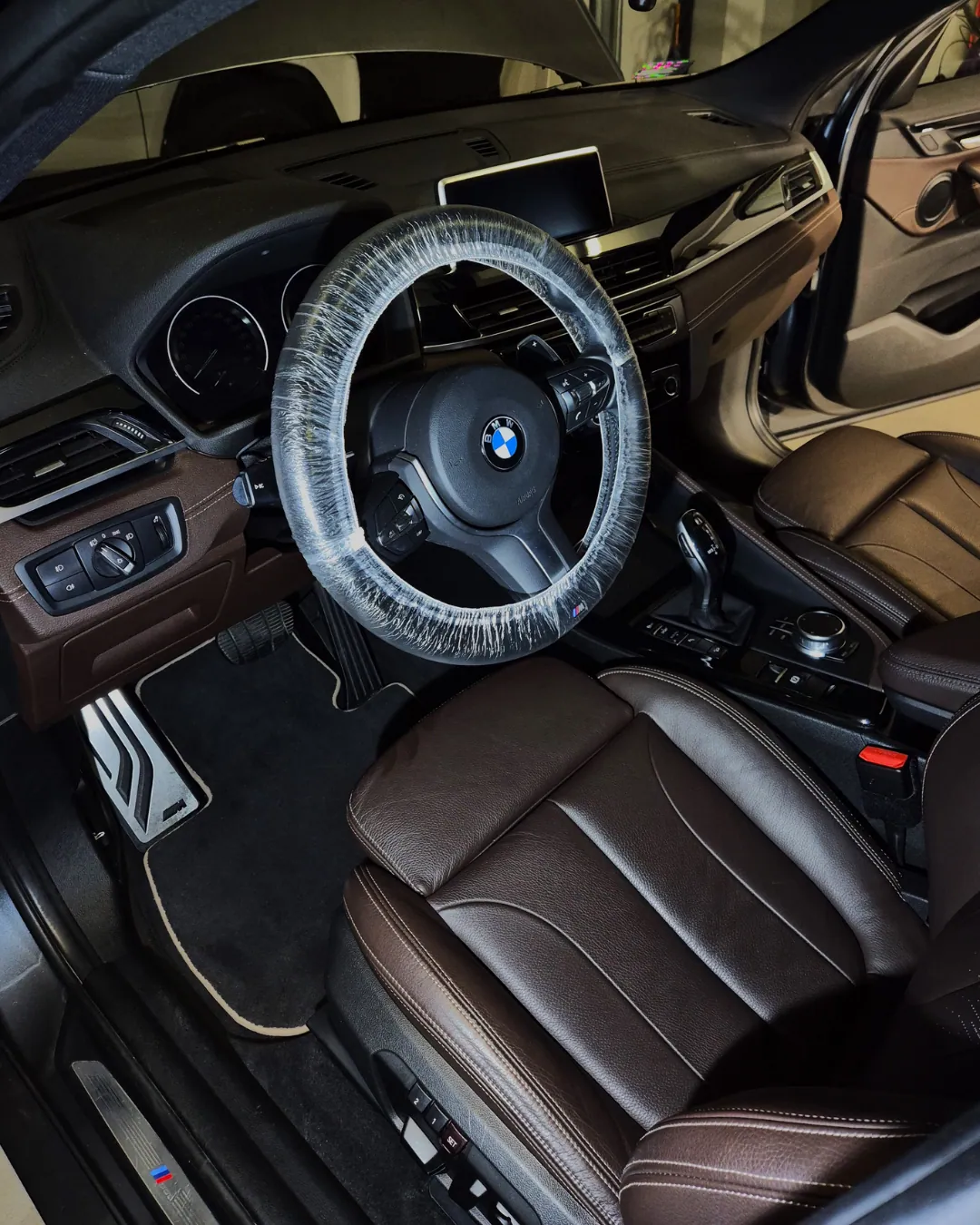Pranie tapicerki samochodowej Kraków – wnętrze BMW po czyszczeniu skóry