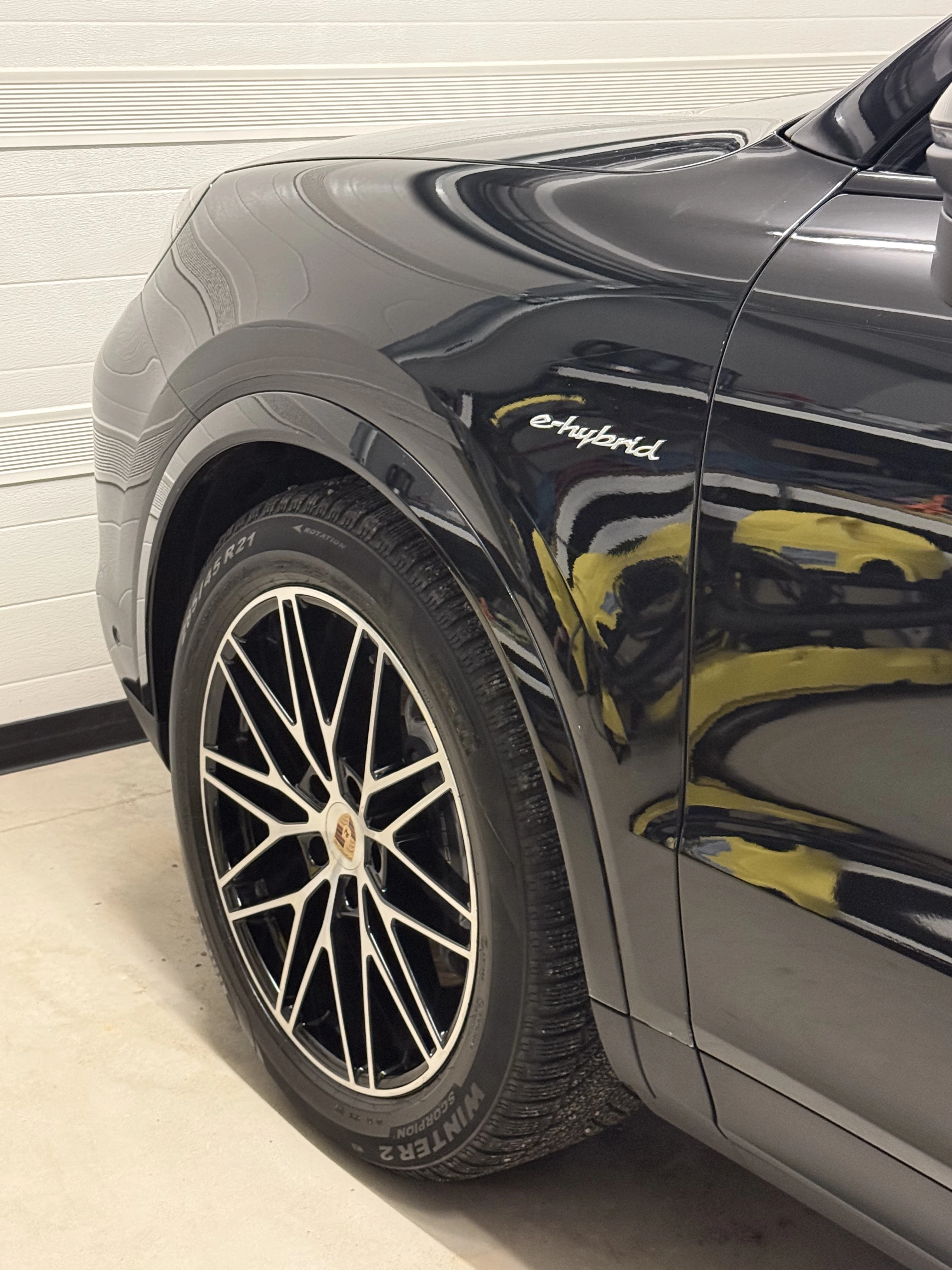 Porsche Cayenne oklejone folią ochronną w studiu detailingowym