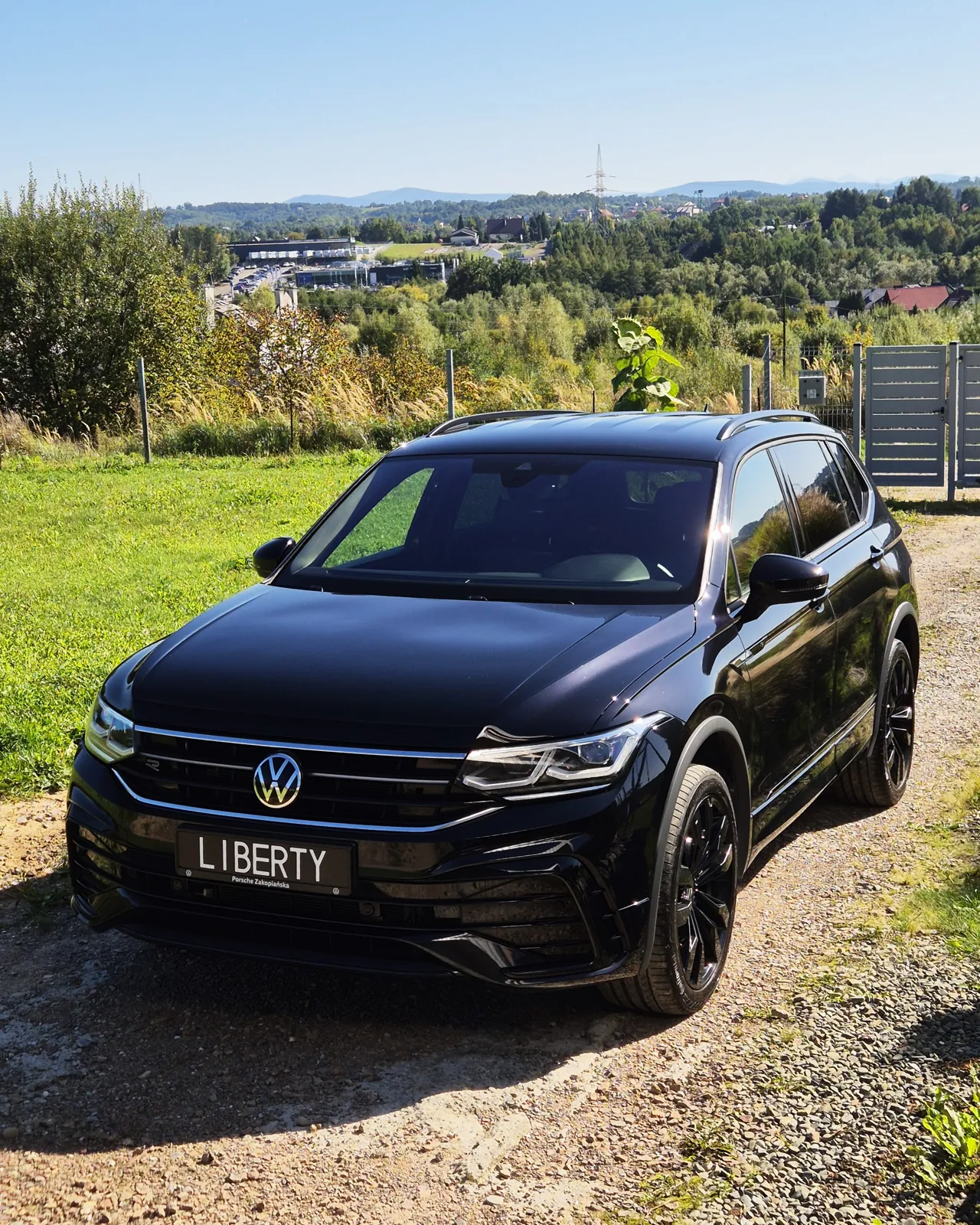 Czarny Volkswagen Tiguan po myciu detailingowym