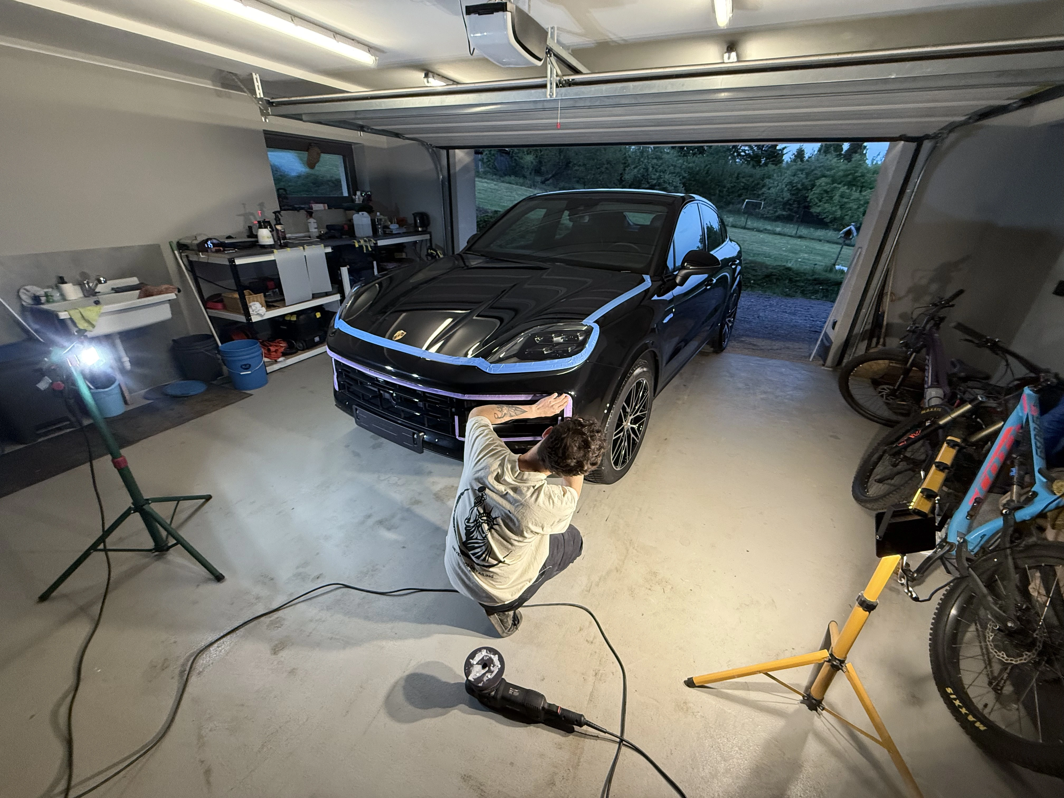 Porsche Cayenne podczas prac z folią ochronną w studiu Libertów