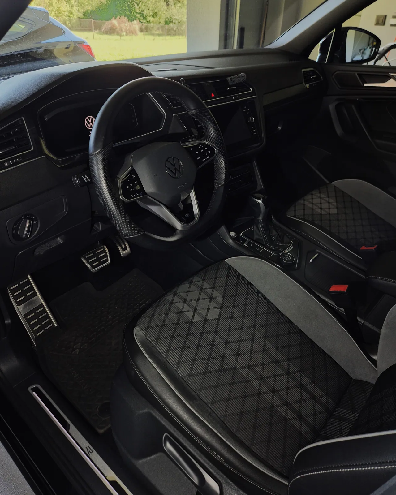 Wnętrze Volkswagena Tiguana po czyszczeniu tapicerki
