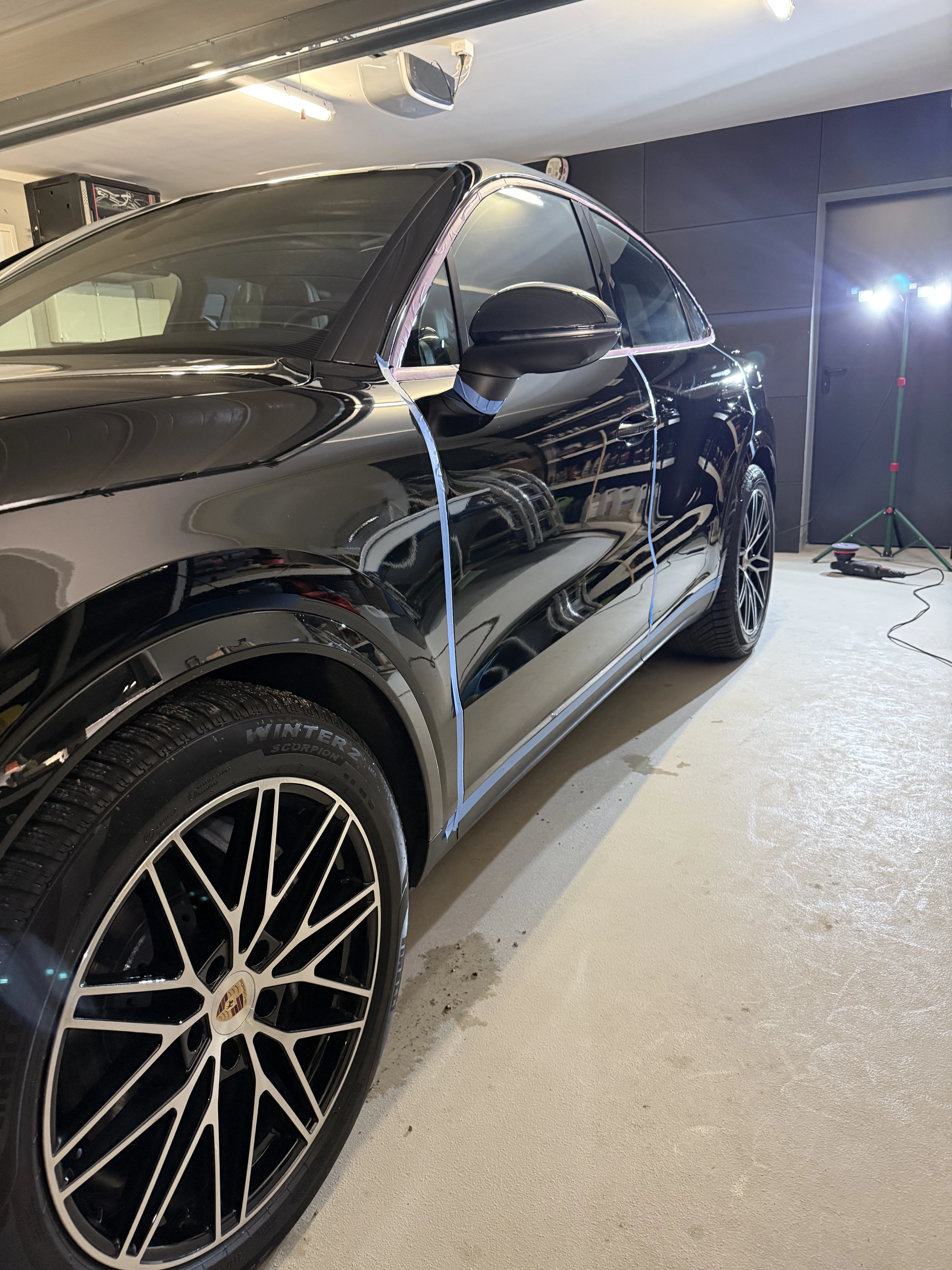 Porsche Cayenne w trakcie oklejania folią PPF