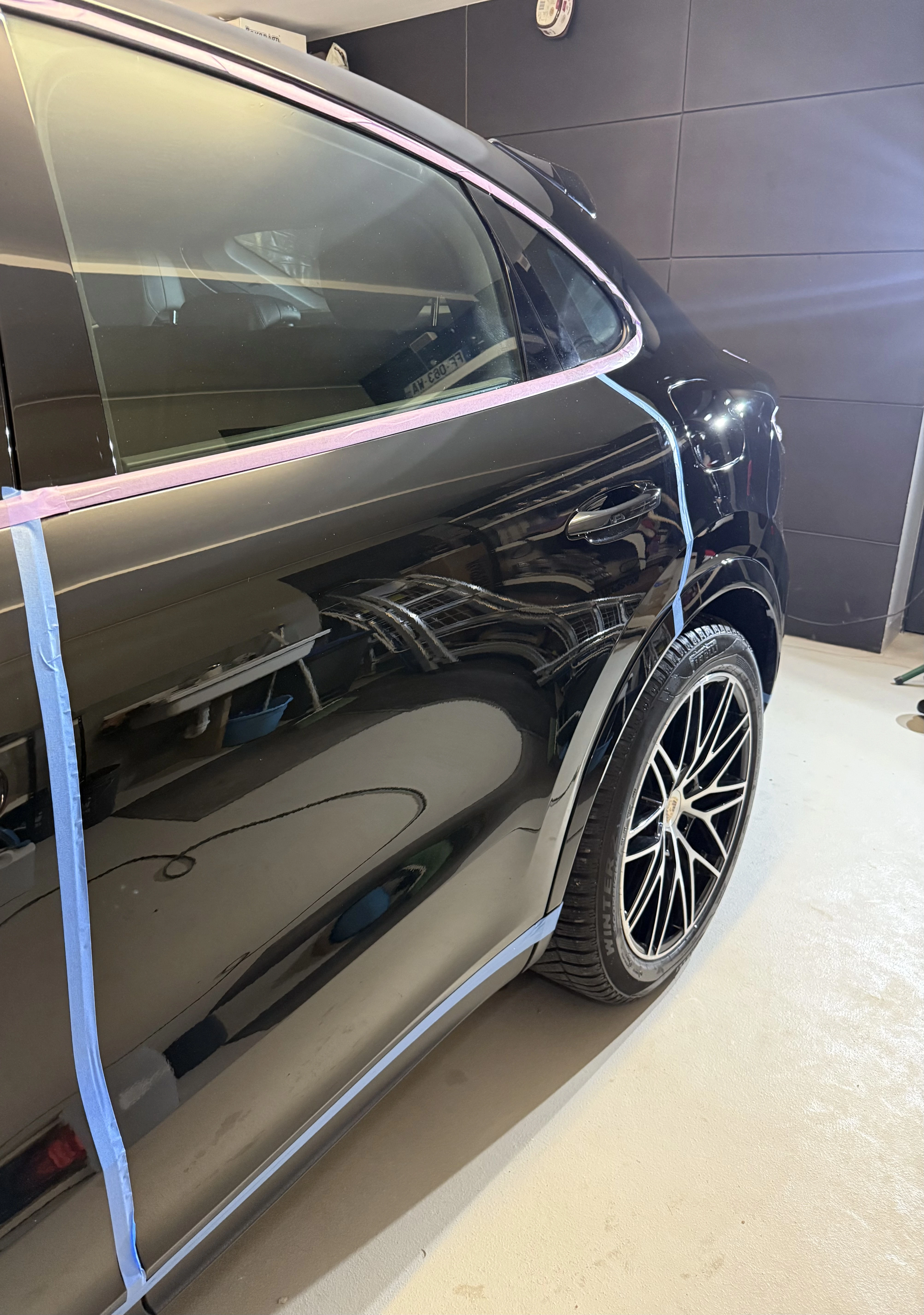 Oklejanie Porsche Cayenne folią ochronną – proces w Liberty Detailing