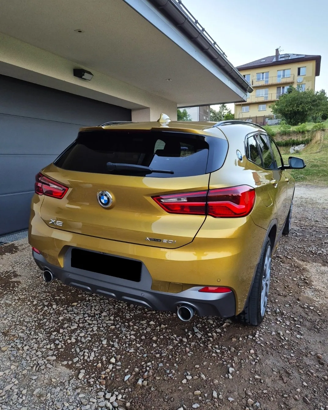 Tył złotego BMW X2 po myciu i zabezpieczeniu lakieru