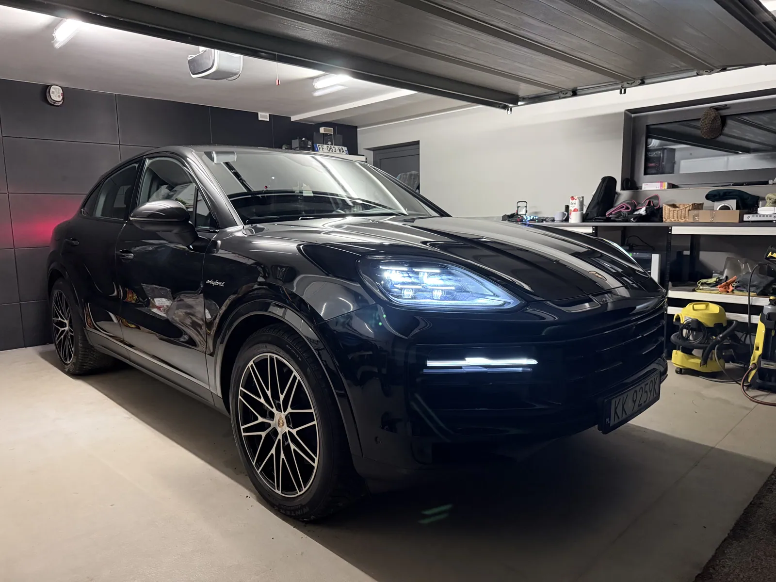 Przód Porsche Cayenne po detailingu w studiu w Libertowie
